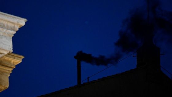  Fumée noire au Vatican, pas de pape après le premier jour du conclave