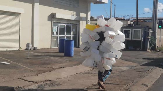 Photo du jour : l’homme avec ses… bidons