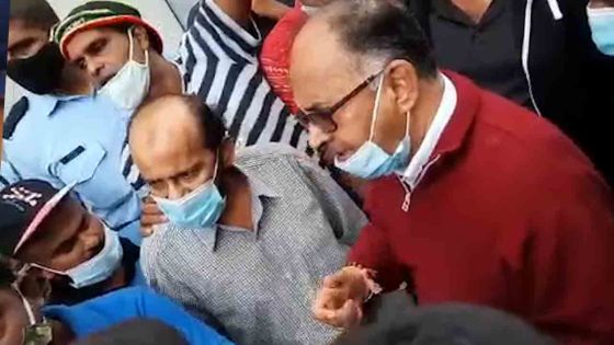 Chemin-Grenier : Ganoo pris à partie par une foule en colère lors d’une «site visit»