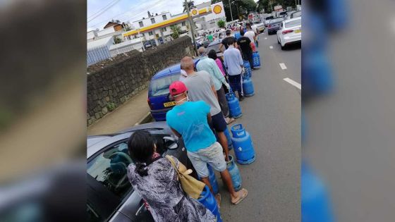 À la station-service de St Jean : une longue file d’attente pour acheter du gaz ménager