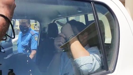 Grégory Suntah fait un doigt d’honneur à la presse