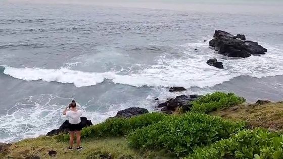 Gris-Gris : certains admirent les vagues à l'approche de Belal, mais attention danger !