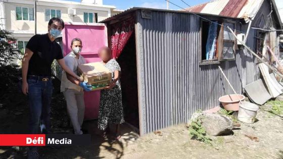 Huawei vient en aide aux nécessiteux : des «basic food packs» distribués à 200 familles