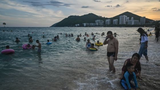 Chine: 80 000 touristes coincés sur une île après des cas de Covid