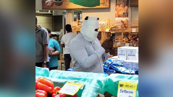 Terre-Rouge : un homme se sert de papier toilette pour se protéger du coronavirus