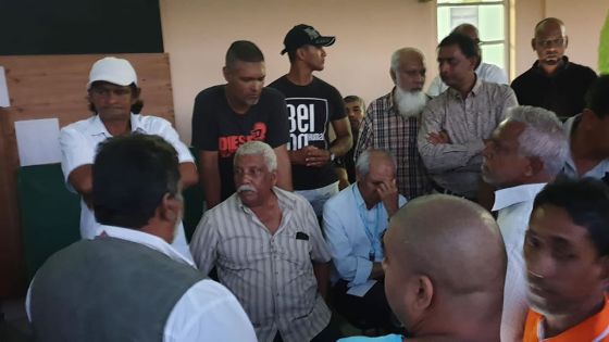 Anwar Husnoo : «Pa finn ena okenn agresion fizik anver mwa, me plito enn ostilite», dit-il après avoir été chahuté par la foule