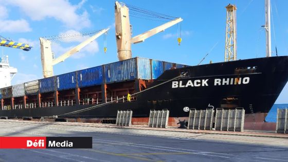 Maurice/Rodrigues : de l'eau s'infiltre dans la cale du Black Rhino abîmant ravitaillements et ciment 