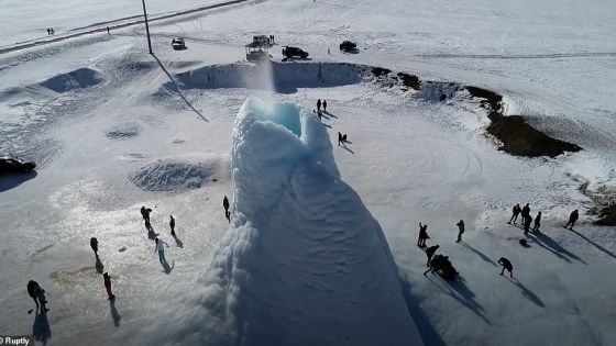 Étonnant spectacle d'un «volcan de glace» de 14 mètres au Kazakhstan 