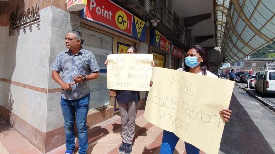 Manif de quelques employés d'hôtels devant le ministère du Travail
