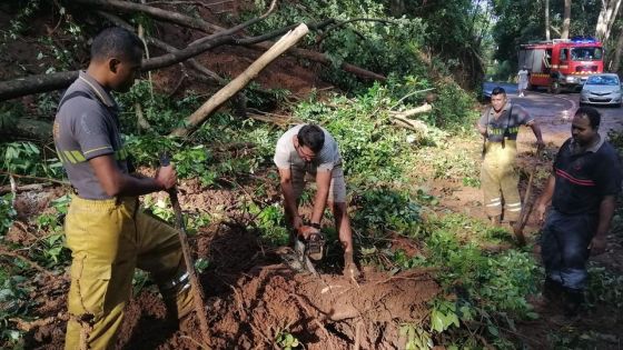 Avis de fortes pluies : la route Choisy-Chamarel impraticable