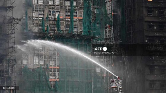 A Hong Kong, les pompiers tentent d'éteindre le gigantesque incendie d'un complexe immobilier 