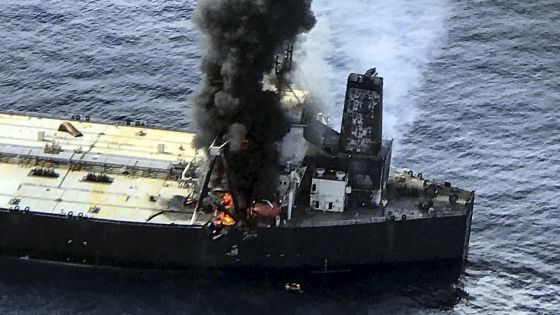 Un pétrolier transportant 270 000 tonnes de carburant en feu au large du Sri Lanka