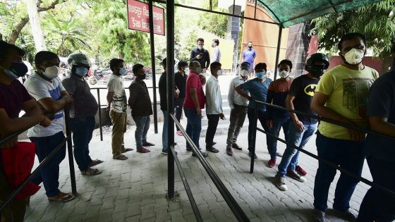 Covid-19 : la vaccination ouverte à tous en Inde, New Delhi confinée