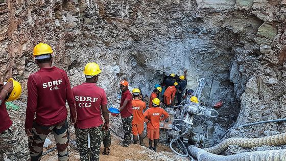 Inde: un enfant sauvé après être resté quatre jours bloqué dans un puits
