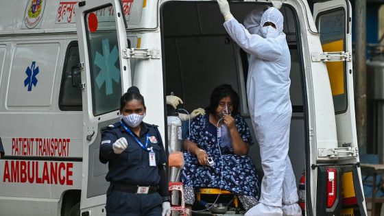 Covid-19 : triste record mondial et pénurie d'oxygène en Inde, l'Europe déconfine prudemment