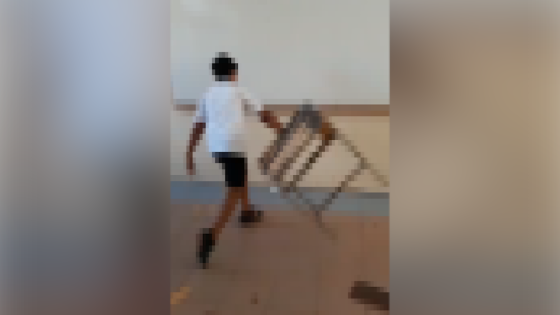 Des élèves saccagent des pupitres