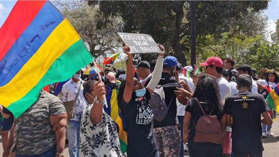 Mahébourg : la foule se rassemble peu avant le départ de la marche