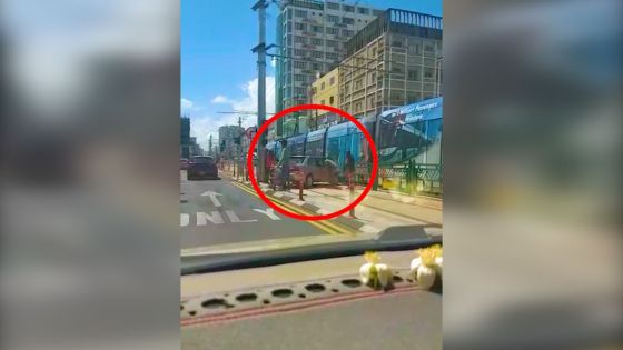 Quatre-Bornes : une voiture fait une sortie de route sur les rails du métro