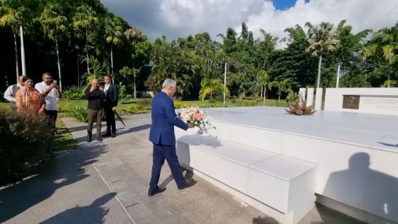 Dépôt de gerbes au Samadhi de SAJ 