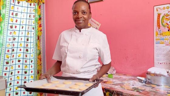 Elle maniait précédemment les chiffres. Aujourd’hui, c’est dans la pâtisserie que Christa Dusalanga-Louis trouve son bonheur. Pâtissière autodidacte, la jeune femme, qui est à l’aube de ses 34 ans, s’est lancée à plein temps il y a trois ans. Une décision