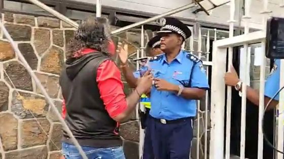 Un manifestant en colère devant le Parlement après la saisie de sa pancarte