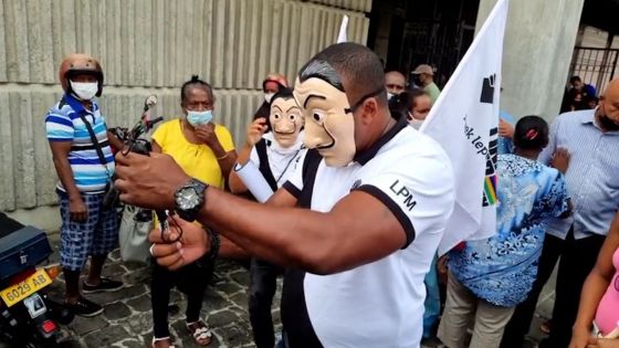 Bruneau Laurette a mis le feu à un masque et l'a piétiné  