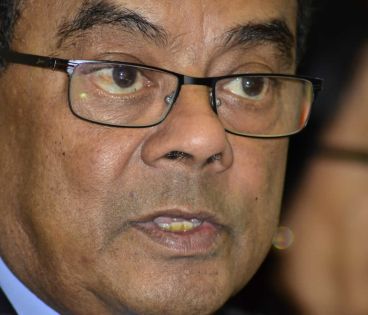 Recrutements dans les hôpitaux: Ivan Collendavelloo répond à Shakeel Mohamed