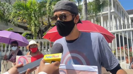 Devant le Parlement : une dizaine de manifestants réclament le départ de Yogida Sawmynaden en tant que député