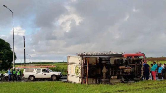  Rose-Belle : un camion se renverse sur le rond-point de Gros-Bois