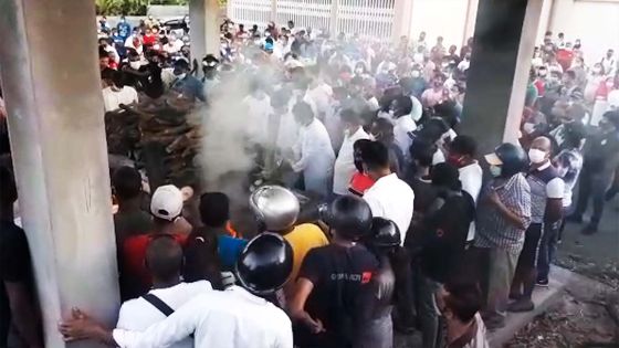Décès de Nooresh Juglall : une foule immense a suivi le cortège funèbre
