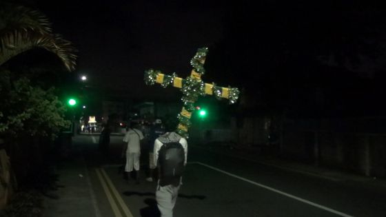 Maha Shivaratri : un pèlerin explique pourquoi il porte un kanwar en forme de croix