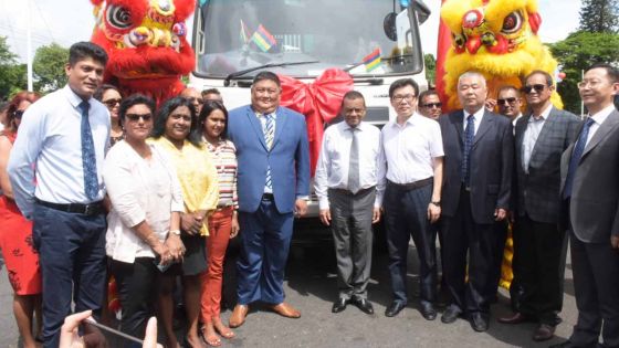 Changzhou offre deux camions-poubelles à Beau-Bassin/Rose-Hill  