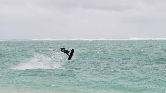 Des kitesurfers profitent des grosses vagues au Morne 