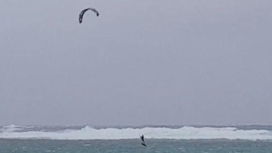 À Pointe d’Esny, un kitsurfer brave le cyclone Batsirai