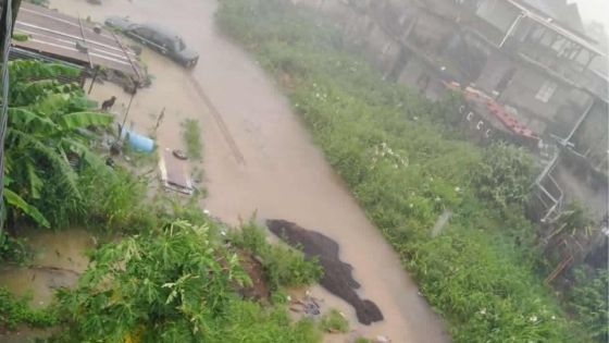 L’avertissement de pluies torrentielles maintenu