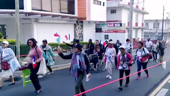 Des pèlerins réunionnais affluent vers le site de Marie Reine de la Paix, drapeau en main