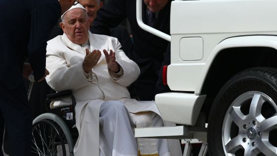 Le pape François, hospitalisé à Rome, va mieux et «a repris le travail»