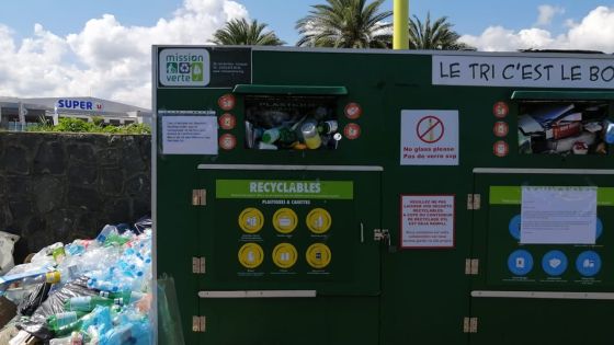 Confinement : près d'une douzaine de poubelles de tri sélectif débordent à travers l'île