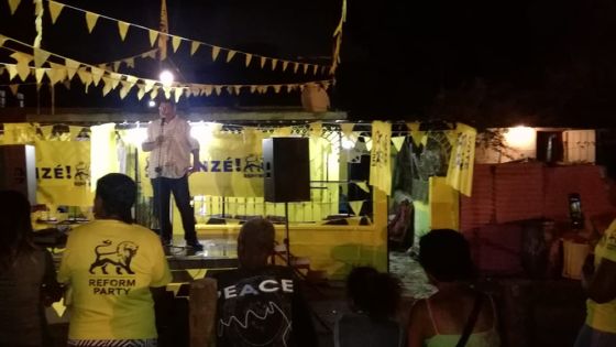 «Pendant 50 ans, vous avez voté le MSM, MMM, PTr et le PMSD. Rom la napa bon mem, to bwar mem !», dit Leevy Frivet, lors d'un congrès du Reform Party