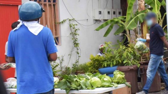 Vallée-des-Prêtres : les marchés étant fermés, des Mauriciens s'approvisionnent en légumes dans la rue 