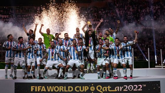 Mondial: les Bleus de Mbappé lâchent leur étoile, Messi la fait scintiller