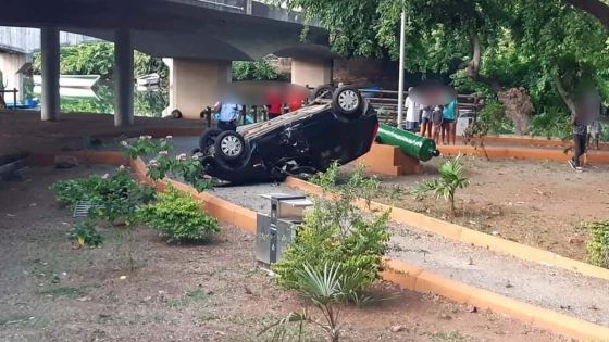 GRNO : une voiture tombe d’un pont et se retrouve les quatre roues en l’air 