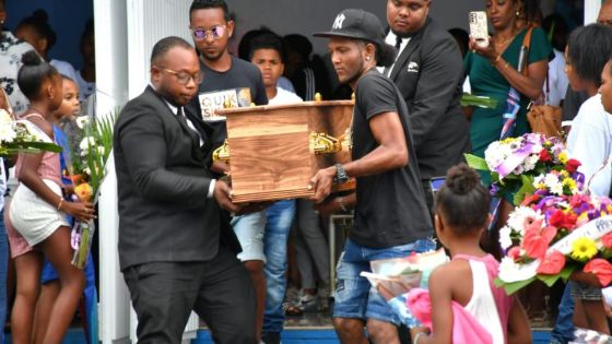 [En images] Funérailles d’Andy Selmour à Roche-Bois : ses proches lui rendent un dernier hommage
