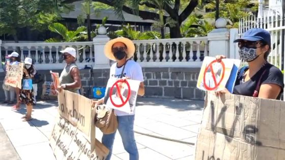 Manif devant l’Hôtel du Gouvernement : la démission de Jagutpal, Callichurn et de Sawmynaden réclamée