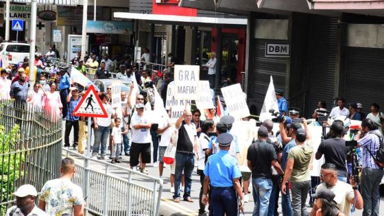 EN DIRECT : manif des membres de LPM à Port-Louis