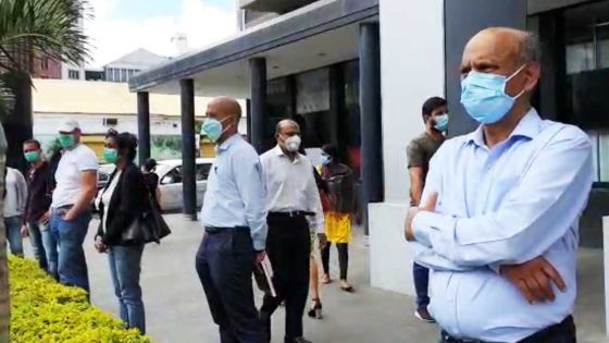 MK : l'AMCAA devant le Paille-en-queue building pour une manif silencieuse