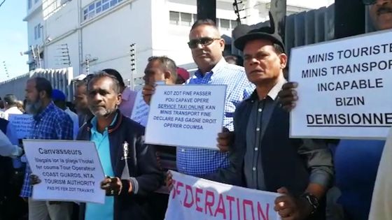 Cassis : des chauffeurs de taxi opérant dans les hôtels mobilisés devant les locaux de la NTA