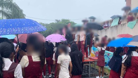 Manifestation : des élèves du collège Maurice Curé protestent contre le transfert de leur recteur