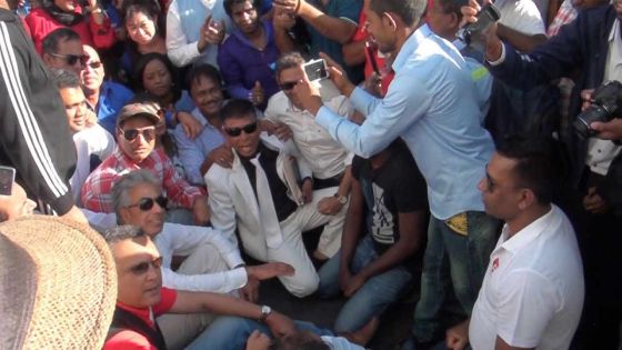 Marche de protestation : des manifestants s’asseyent sur l’asphalte devant le PMO