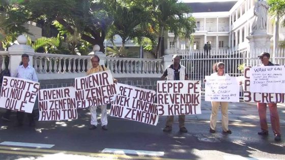 Port-Louis : Les plateformes Debout Citoyen et Habitat Concern manifestent contre les nouveaux critères d’admission en Grade 12